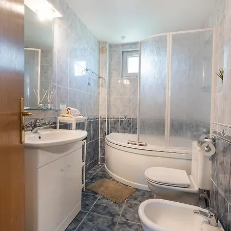 костадинов וארנה